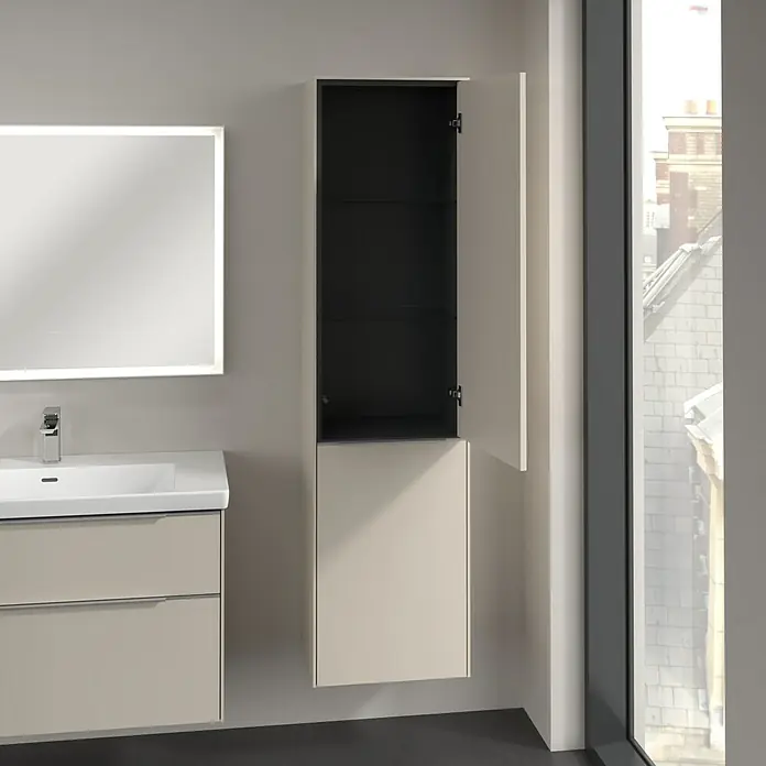 Villeroy & Boch Subway 3.0 Hochschrank - B x T x H: 40 x 36,2 x 171 cm, 1x Klappe mit Wäschekorb, 1x Tür, Cashmere Grey, Farbe Griff: Aluminium glänzend, DIN Anschlag: Rechts - Ein Badezimmer mit einem Waschtisch und einem offenen Hochschrank mit dunkler Innenausstattung neben einem Fenster.