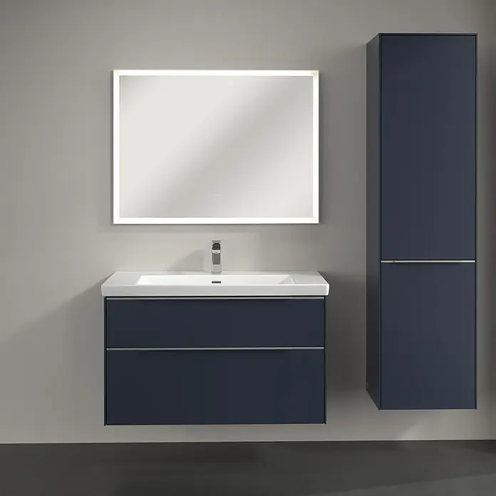 Villeroy & Boch Subway 3.0 Hochschrank - B x T x H: 40 x 36,2 x 171 cm, 1x Klappe mit Wäschekorb, 1x Tür, Marine Blue, Farbe Griff: Aluminium glänzend, DIN Anschlag: Rechts - Elegantes Badezimmer-Set mit blauem Waschtischunterschrank, Aufsatzwaschbecken, Spiegelschrank mit Beleuchtung und Hochschrank.