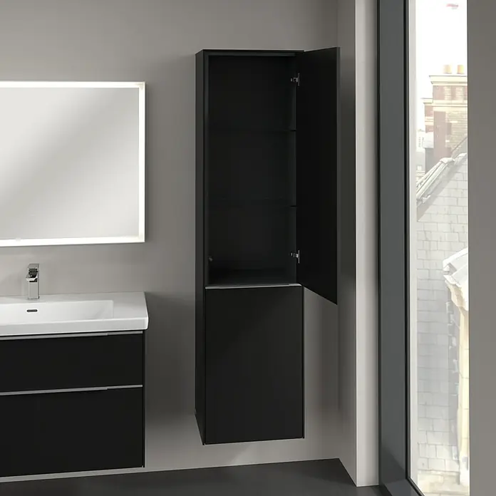 Villeroy & Boch Subway 3.0 Hochschrank - B x T x H: 40 x 36,2 x 171 cm, 1x Klappe mit Wäschekorb, 1x Tür, Volcano Black, Farbe Griff: Aluminium glänzend, DIN Anschlag: Rechts - Ein elegantes Badezimmer mit einem schwarzen Spiegelschrank, Waschtisch und einem beleuchteten Spiegel, die zusammen ein modernes Ambiente schaffen.