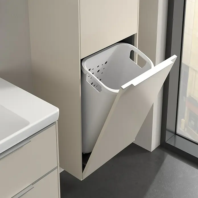 Villeroy & Boch Subway 3.0 Hochschrank - B x T x H: 40 x 36,2 x 171 cm, 1x Klappe mit Wäschekorb, 1x Tür, Cashmere Grey, Farbe Griff: Aluminium glänzend, DIN Anschlag: Rechts - Wäschesortierer in einem Badezimmerschrank. Der Wäschesammler ist aus weißem Kunststoff mit Griffen und Löchern. Er ist in einem Badezimmerschrank eingebaut.