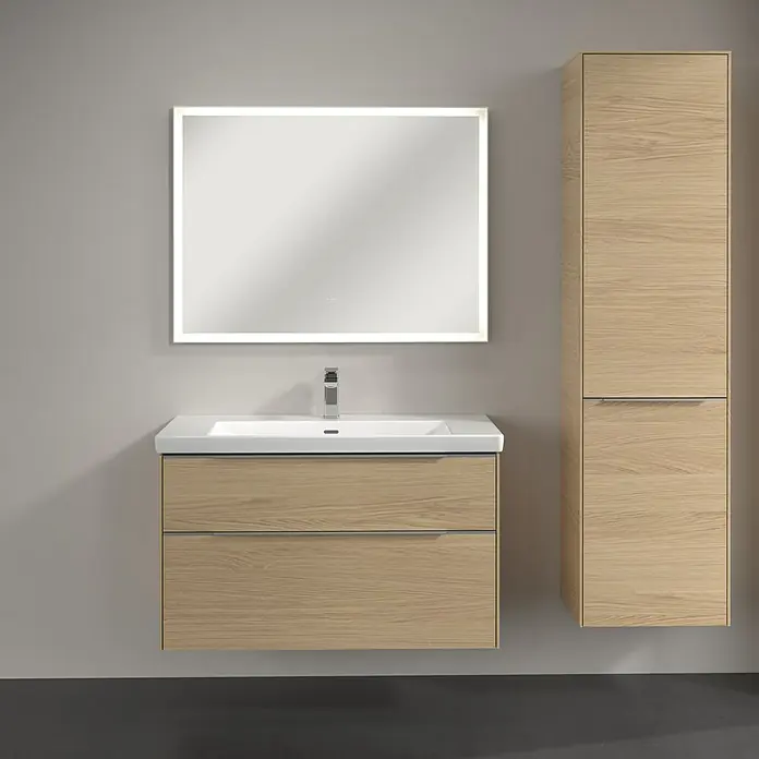Villeroy & Boch Subway 3.0 Hochschrank - B x T x H: 40 x 36,2 x 171 cm, 1x Klappe mit Wäschekorb, 1x Tür, Nordik oak, Farbe Griff: Aluminium glänzend, DIN Anschlag: Rechts - Badezimmereinrichtung mit Waschtischunterschrank, Waschbecken, beleuchtetem Spiegel und Hochschrank in hellem Holzdesign.