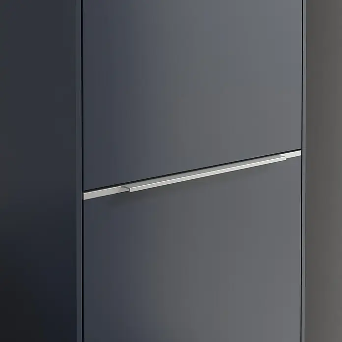 Villeroy & Boch Subway 3.0 Hochschrank - B x T x H: 40 x 36,2 x 171 cm, 1x Klappe mit Wäschekorb, 1x Tür, Marine Blue, Farbe Griff: Aluminium glänzend, DIN Anschlag: Rechts - Detailansicht eines modernen, dunkelgrauen Schuhschranks mit einem eleganten, horizontalen Griff aus Metall.