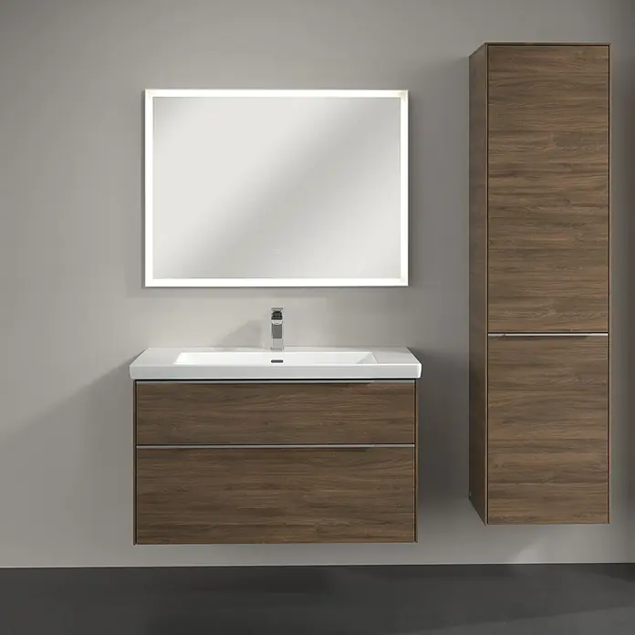 Villeroy & Boch Subway 3.0 Hochschrank - B x T x H: 40 x 36,2 x 171 cm, 1x Klappe mit Wäschekorb, 1x Tür, Arizona Oak, Farbe Griff: Aluminium glänzend, DIN Anschlag: Rechts - Ein Badezimmer-Ensemble mit Waschtischunterschrank, Waschbecken, Spiegelschrank mit Beleuchtung und einem passenden Hochschrank in Holzoptik.