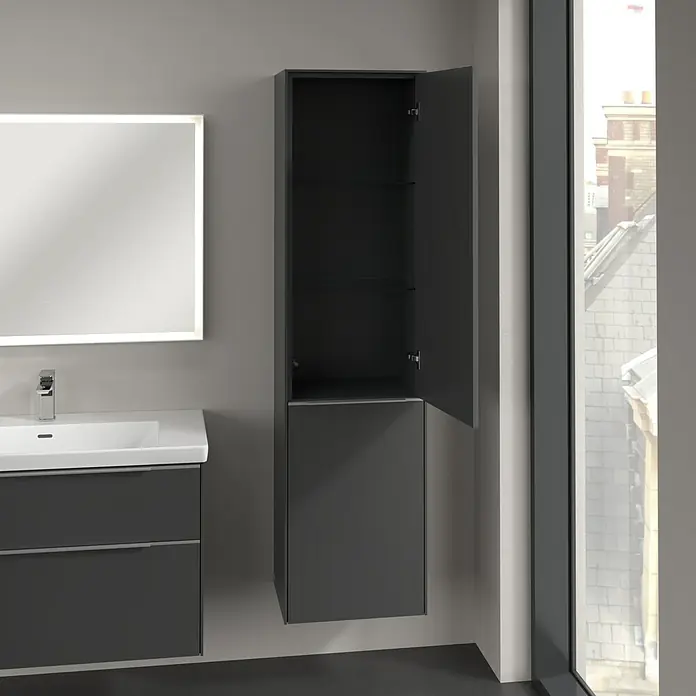 Villeroy & Boch Subway 3.0 Hochschrank - B x T x H: 40 x 36,2 x 171 cm, 1x Klappe mit Wäschekorb, 1x Tür, Graphite, Farbe Griff: Aluminium glänzend, DIN Anschlag: Rechts - Ein grauer Badezimmerschrank hängt an einer Wand, seine Tür ist geöffnet und gibt Einblick auf Glasböden.Daneben ein beleuchteter Spiegel über dem Waschbecken.