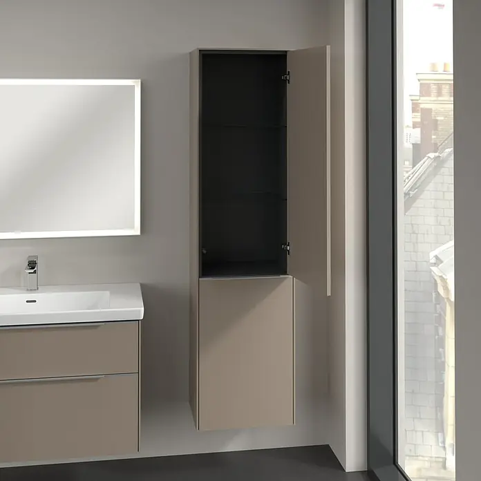 Villeroy & Boch Subway 3.0 Hochschrank - B x T x H: 40 x 36,2 x 171 cm, 1x Klappe mit Wäschekorb, 1x Tür, Taupe, Farbe Griff: Aluminium glänzend, DIN Anschlag: Rechts - Einrichtung im Badezimmer mit einem Waschbeckenunterschrank und einem hängenden offenen Hochschrank in Taupe mit Glasregalen.