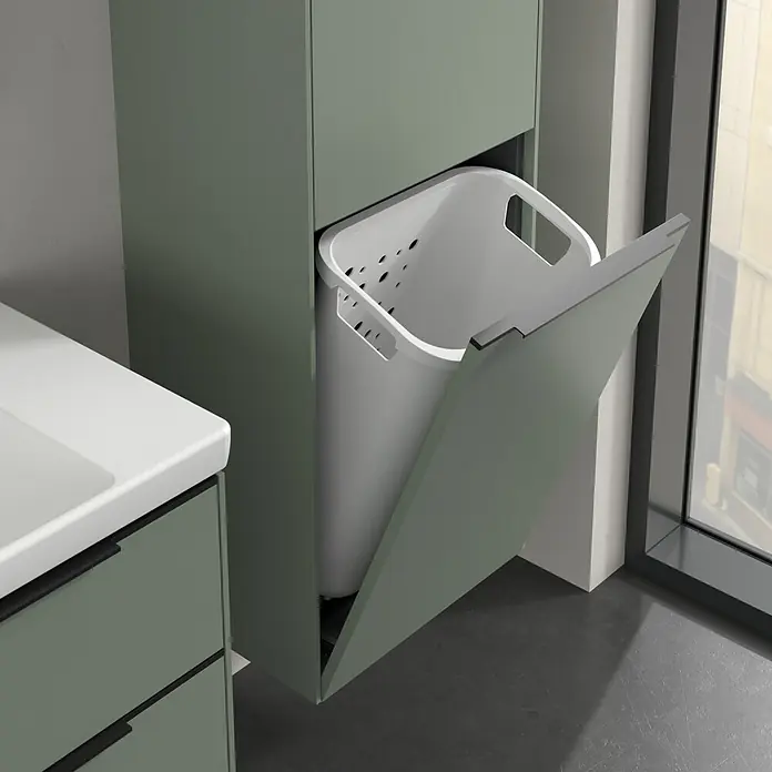 Villeroy & Boch Subway 3.0 Hochschrank - B x T x H: 40 x 36,2 x 171 cm, 1x Klappe mit Wäschekorb, 1x Tür, Soft Green, Farbe Griff: Volcano black, DIN Anschlag: Rechts - Eingebauter Wäschekorb aus einem Badezimmer mit einem modernen, schwenkbaren Schrank in Salbeigrün, der ein sauberes und organisiertes Badezimmerdesign zeigt.