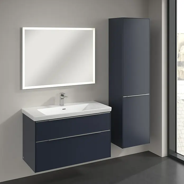 Villeroy & Boch Subway 3.0 Hochschrank - B x T x H: 40 x 36,2 x 171 cm, 1x Klappe mit Wäschekorb, 1x Tür, Marine Blue, Farbe Griff: Aluminium glänzend, DIN Anschlag: Rechts - Ein modernes Badezimmer mit einem blauen Waschtischunterschrank, einem beleuchteten Spiegel und einem Hochschrank. Elegantes Design für Ihr Bad.