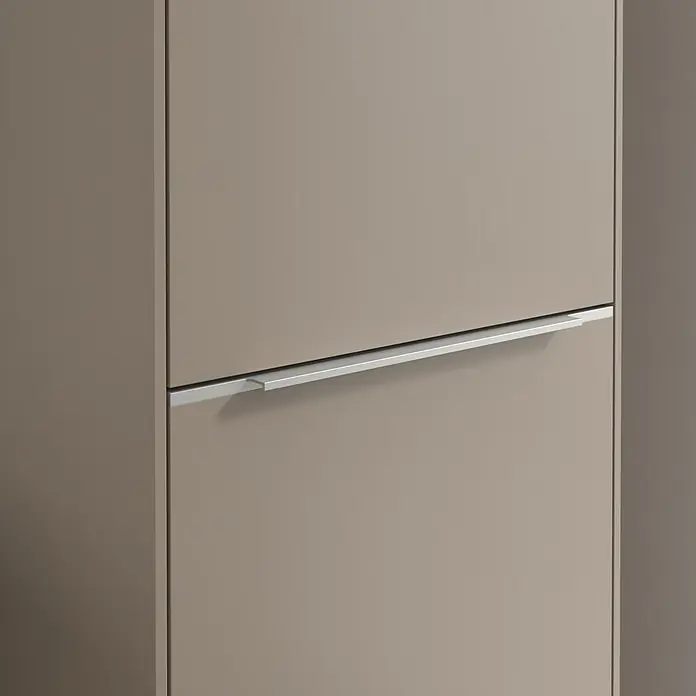 Villeroy & Boch Subway 3.0 Hochschrank - B x T x H: 40 x 36,2 x 171 cm, 1x Klappe mit Wäschekorb, 1x Tür, Taupe, Farbe Griff: Aluminium glänzend, DIN Anschlag: Rechts - Nahaufnahme von einem eleganten braunen Schuhschrank mit einem schlanken, silbernen Griff, der modernes Design und Funktionalität vereint.