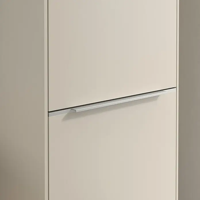 Villeroy & Boch Subway 3.0 Hochschrank - B x T x H: 40 x 36,2 x 171 cm, 1x Klappe mit Wäschekorb, 1x Tür, Cashmere Grey, Farbe Griff: Aluminium glänzend, DIN Anschlag: Rechts - Nahaufnahme eines modernen, beigen Schuhschranks mit einem schlanken, silbernen Griff, der die elegante und funktionale Gestaltung hervorhebt.
