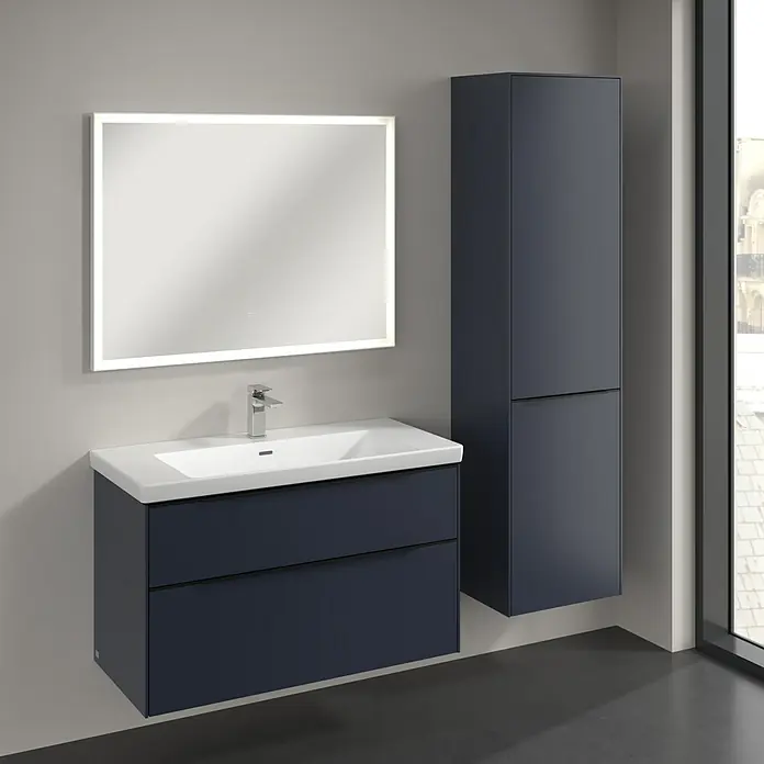Villeroy & Boch Subway 3.0 Hochschrank - B x T x H: 40 x 36,2 x 171 cm, 1x Klappe mit Wäschekorb, 1x Tür, Marine Blue, Farbe Griff: Volcano black, DIN Anschlag: Rechts - Modernes Badezimmer-Set mit Unterschrank, Waschbecken und Spiegelschrank in elegantem Design. Die Möbel sind in einem dunklen Farbton gehalten.
