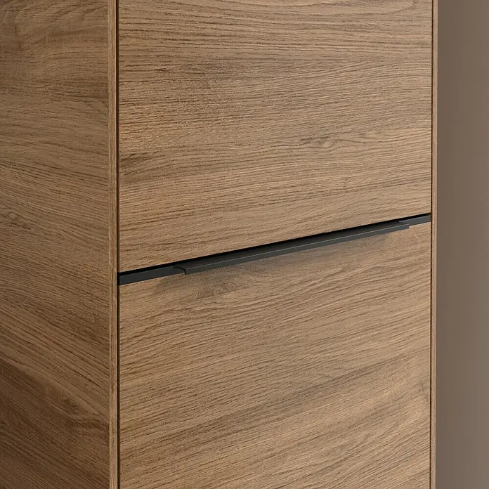 Villeroy & Boch Subway 3.0 Hochschrank - B x T x H: 40 x 36,2 x 171 cm, 1x Klappe mit Wäschekorb, 1x Tür, Kansas Oak, Farbe Griff: Volcano black, DIN Anschlag: Rechts - Detailaufnahme eines modernen Schranks mit Holzmaserung und einem eleganten, schwarzen Griff. Stilvolles Möbelstück für ein modernes Zuhause.