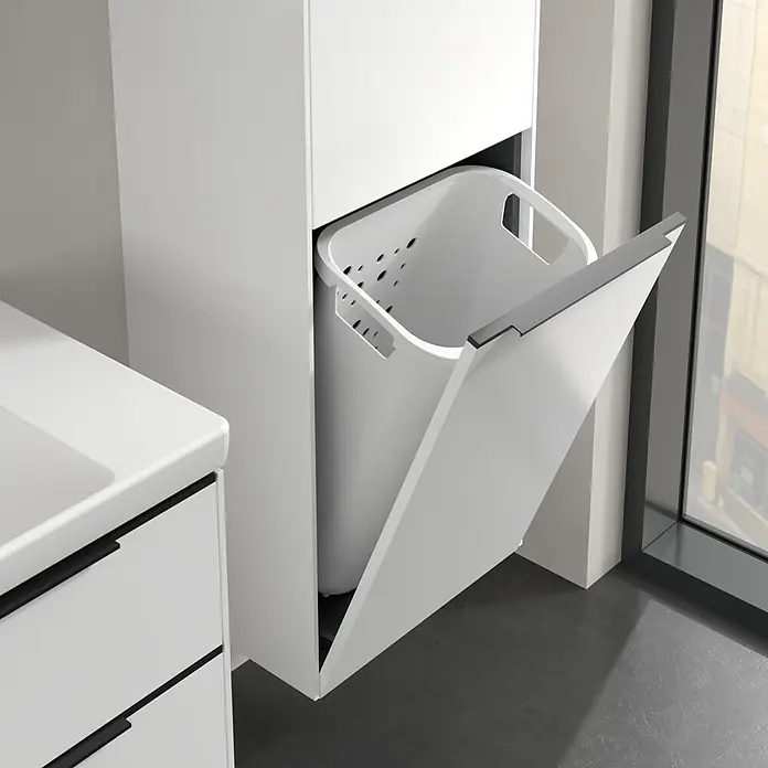 Villeroy & Boch Subway 3.0 Hochschrank - B x T x H: 40 x 36,2 x 171 cm, 1x Klappe mit Wäschekorb, 1x Tür, Pure White, Farbe Griff: Volcano black, DIN Anschlag: Rechts - Einbau-Wäschekorb in einem modernen Badezimmer. Der Korb ist weiß und in einem weißen Schrank integriert.