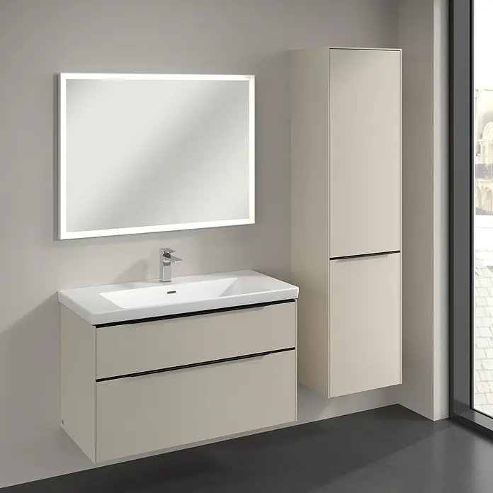 Villeroy & Boch Subway 3.0 Hochschrank - B x T x H: 40 x 36,2 x 171 cm, 1x Klappe mit Wäschekorb, 1x Tür, Cashmere Grey, Farbe Griff: Volcano black, DIN Anschlag: Rechts - Badezimmer mit Unterschrank und Spiegelschrank in Beige mit schwarzem Griff, die für Stauraum sorgen und den Raum aufwerten.