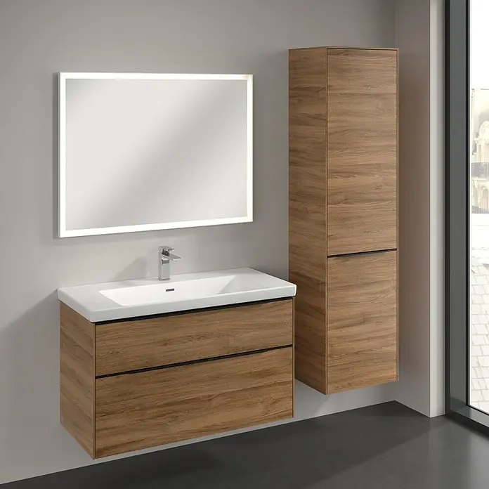 Villeroy & Boch Subway 3.0 Hochschrank - B x T x H: 40 x 36,2 x 171 cm, 1x Klappe mit Wäschekorb, 1x Tür, Kansas Oak, Farbe Griff: Volcano black, DIN Anschlag: Rechts - Ein modernes Badezimmer-Ensemble mit einem Waschtischunterschrank in Holzoptik, einem Spiegelschrank mit Beleuchtung und einem passenden Hochschrank.