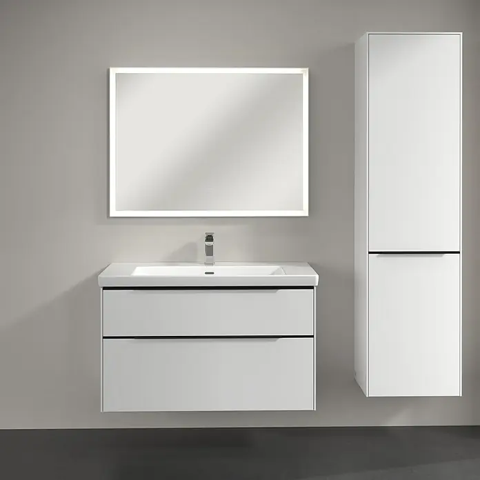 Villeroy & Boch Subway 3.0 Hochschrank - B x T x H: 40 x 36,2 x 171 cm, 1x Klappe mit Wäschekorb, 1x Tür, Pure White, Farbe Griff: Volcano black, DIN Anschlag: Rechts - Ein modernes Badezimmer-Ensemble mit einem Unterschrank, einem beleuchteten Spiegel und einem Hochschrank in schlichtem Weiß.