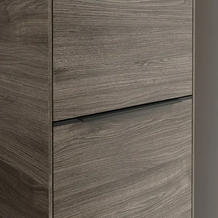 Villeroy & Boch Subway 3.0 Hochschrank - B x T x H: 40 x 36,2 x 171 cm, 1x Klappe mit Wäschekorb, 1x Tür, Stone Oak, Farbe Griff: Volcano black, DIN Anschlag: Rechts - Nahaufnahme eines modernen Schranks mit Holzmaserung und einem schlanken, schwarzen Griff. Elegantes Design für zeitgemäße Inneneinrichtung.