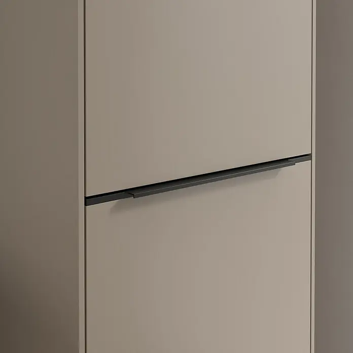 Villeroy & Boch Subway 3.0 Hochschrank - B x T x H: 40 x 36,2 x 171 cm, 1x Klappe mit Wäschekorb, 1x Tür, Taupe, Farbe Griff: Volcano black, DIN Anschlag: Rechts - Nahaufnahme eines modernen beigen Schranks mit einem eleganten schwarzen Griff. Stilvolles Möbelstück für ein modernes Zuhause.