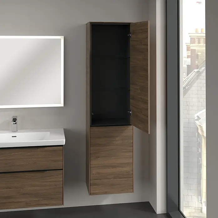 Villeroy & Boch Subway 3.0 Hochschrank - B x T x H: 40 x 36,2 x 171 cm, 1x Klappe mit Wäschekorb, 1x Tür, Arizona Oak, Farbe Griff: Volcano black, DIN Anschlag: Rechts - Ein offener, hölzerner Badezimmerschrank hängt neben einem beleuchteten Spiegel und einem Waschbecken mit Unterschrank.