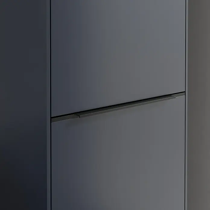 Villeroy & Boch Subway 3.0 Hochschrank - B x T x H: 40 x 36,2 x 171 cm, 1x Klappe mit Wäschekorb, 1x Tür, Marine Blue, Farbe Griff: Volcano black, DIN Anschlag: Rechts - Nahaufnahme eines modernen grauen Schrankes mit einem schlanken, minimalistischen Griff, der das elegante Design hervorhebt.
