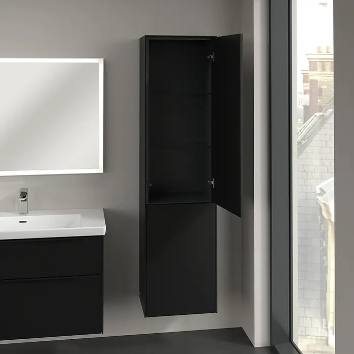Villeroy & Boch Subway 3.0 Hochschrank - B x T x H: 40 x 36,2 x 171 cm, 1x Klappe mit Wäschekorb, 1x Tür, Volcano Black, Farbe Griff: Volcano black, DIN Anschlag: Rechts - Schwarzer Badezimmerschrank mit offenen Fächern, hängt an einer grauen Wand neben einem beleuchteten Spiegel und Waschbecken.