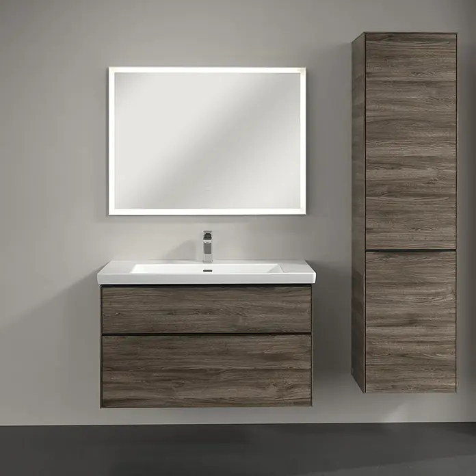 Villeroy & Boch Subway 3.0 Hochschrank - B x T x H: 40 x 36,2 x 171 cm, 1x Klappe mit Wäschekorb, 1x Tür, Stone Oak, Farbe Griff: Volcano black, DIN Anschlag: Rechts - Ein modernes Badezimmer-Set mit einem Unterschrank aus Holz, einem Waschbecken und einem beleuchteten Spiegel, ergänzt durch einen passenden Hochschrank.