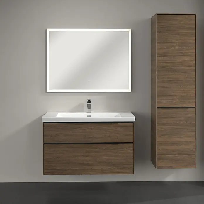 Villeroy & Boch Subway 3.0 Hochschrank - B x T x H: 40 x 36,2 x 171 cm, 1x Klappe mit Wäschekorb, 1x Tür, Arizona Oak, Farbe Griff: Volcano black, DIN Anschlag: Rechts - Ein modernes Badezimmer-Set mit einem Waschtischunterschrank in Holzoptik, einem beleuchteten Spiegel und einem passenden Hochschrank.