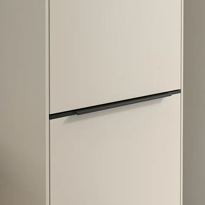 Villeroy & Boch Subway 3.0 Hochschrank - B x T x H: 40 x 36,2 x 171 cm, 1x Klappe mit Wäschekorb, 1x Tür, Cashmere Grey, Farbe Griff: Volcano black, DIN Anschlag: Rechts - Nahaufnahme eines cremefarbenen Schranks mit einem schlanken, schwarzen Griff, der ein modernes und minimalistisches Design betont.