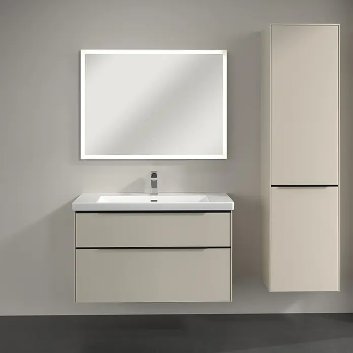 Villeroy & Boch Subway 3.0 Hochschrank - B x T x H: 40 x 36,2 x 171 cm, 1x Klappe mit Wäschekorb, 1x Tür, Cashmere Grey, Farbe Griff: Volcano black, DIN Anschlag: Rechts - Elegantes Badezimmer-Set mit einem Waschtischunterschrank mit zwei Schubladen, einem beleuchteten Spiegel und einem Hochschrank.