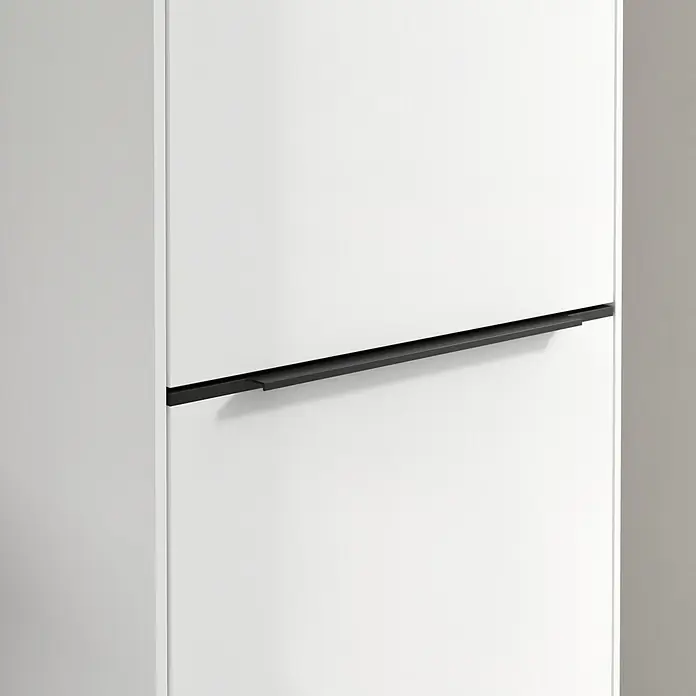 Villeroy & Boch Subway 3.0 Hochschrank - B x T x H: 40 x 36,2 x 171 cm, 1x Klappe mit Wäschekorb, 1x Tür, Brilliant White, Farbe Griff: Volcano black, DIN Anschlag: Rechts - Detailaufnahme eines weißen Schranks mit einem eleganten, schwarzen Griff. Die minimalistische Gestaltung betont die klaren Linien.