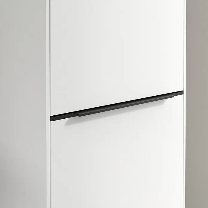 Villeroy & Boch Subway 3.0 Hochschrank - B x T x H: 40 x 36,2 x 171 cm, 1x Klappe mit Wäschekorb, 1x Tür, Pure White, Farbe Griff: Volcano black, DIN Anschlag: Rechts - Nahaufnahme eines modernen, weißen Schrankes mit einem eleganten, schwarzen Griff, der das minimalistische Design betont.