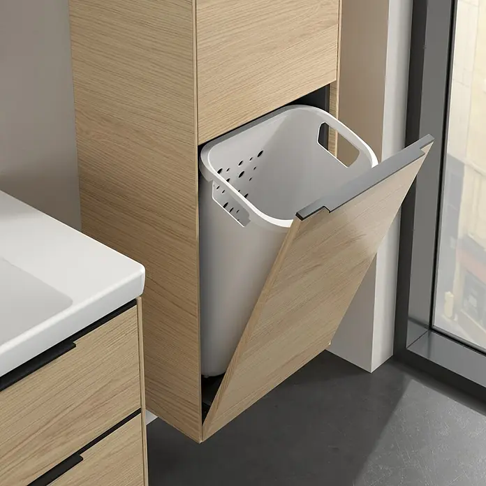 Villeroy & Boch Subway 3.0 Hochschrank - B x T x H: 40 x 36,2 x 171 cm, 1x Klappe mit Wäschekorb, 1x Tür, Nordik oak, Farbe Griff: Volcano black, DIN Anschlag: Rechts - Wäschesammler mit Kipptür. Der Wäschesammler ist aus hellem Holz gefertigt und verfügt über einen herausnehmbaren, weißen Kunststoffeinsatz mit Löchern.
