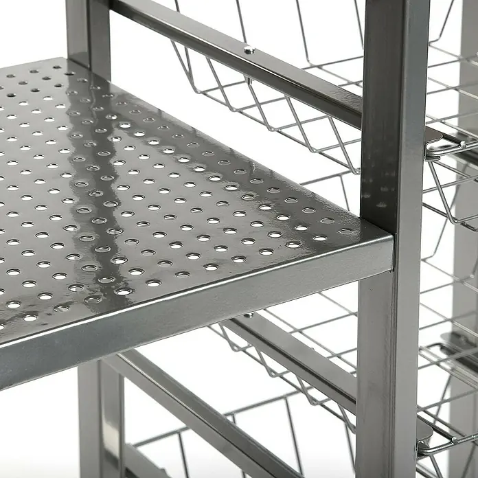 Versa Carro de cocina - L x An x Al: 76 x 40 x 82 cm, Gris - Primer plano de un estante de cocina de metal con cestas de alambre y un estante perforado, ofreciendo soluciones de almacenamiento ideales.