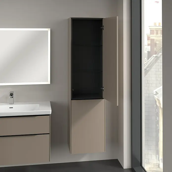 Villeroy & Boch Subway 3.0 Hochschrank - B x T x H: 40 x 36,2 x 171 cm, 1x Klappe mit Wäschekorb, 1x Tür, Taupe, Farbe Griff: Volcano black, DIN Anschlag: Rechts - Offener Badezimmerschrank mit Regalen und einer sandfarbenen Tür in einem modernen Badezimmer neben einem Spiegel und Waschbecken.