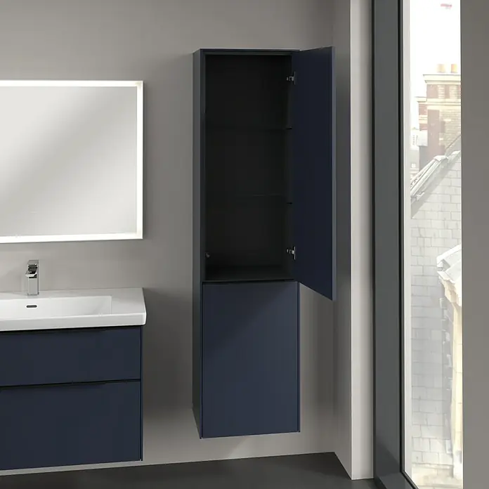 Villeroy & Boch Subway 3.0 Hochschrank - B x T x H: 40 x 36,2 x 171 cm, 1x Klappe mit Wäschekorb, 1x Tür, Marine Blue, Farbe Griff: Volcano black, DIN Anschlag: Rechts - Modernes Badezimmer mit marineblauem Unterschrank, Waschbecken und Spiegelschrank mit LED-Beleuchtung.