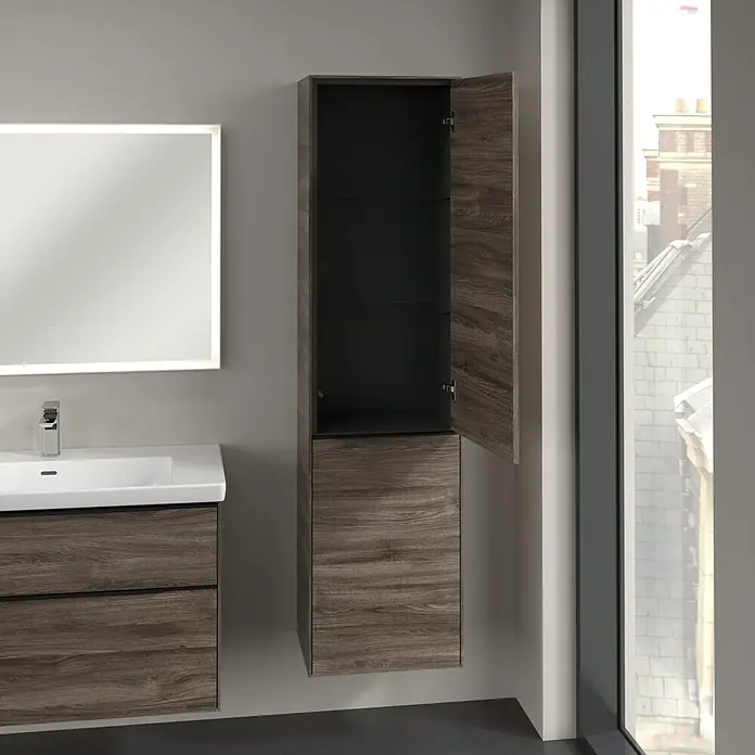 Villeroy & Boch Subway 3.0 Hochschrank - B x T x H: 40 x 36,2 x 171 cm, 1x Klappe mit Wäschekorb, 1x Tür, Stone Oak, Farbe Griff: Volcano black, DIN Anschlag: Rechts - Ein Badezimmer mit einem modernen Holzschrank, einem Waschbecken und einem beleuchteten Spiegel, die ein stilvolles Ambiente schaffen.
