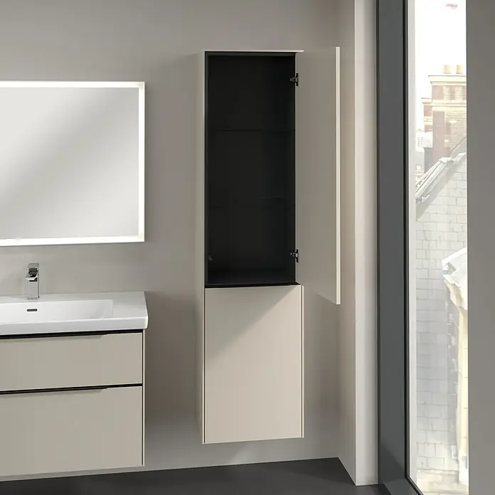 Villeroy & Boch Subway 3.0 Hochschrank - B x T x H: 40 x 36,2 x 171 cm, 1x Klappe mit Wäschekorb, 1x Tür, Cashmere Grey, Farbe Griff: Volcano black, DIN Anschlag: Rechts - Aufnahme eines modernen Badezimmers mit einem stilvollen Waschbeckenunterschrank und einem hochformatigen, offenen Hängeschrank.
