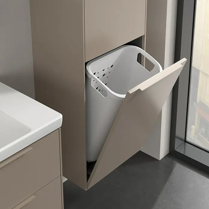 Villeroy & Boch Subway 3.0 Hochschrank - B x T x H: 40 x 36,2 x 171 cm, 1x Klappe mit Wäschekorb, 1x Tür, Taupe, Farbe Griff: Taupe, DIN Anschlag: Rechts - Wäscheschrank mit ausziehbarer Wäschetonne in modernem Design. Die Tür des Schranks ist geöffnet und gibt den Blick auf den weißen Wäschekorb frei.