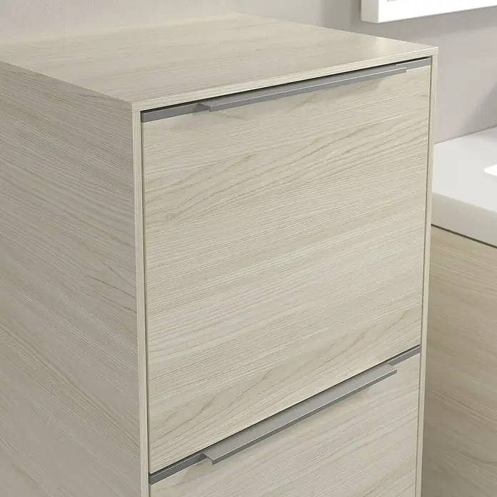 Villeroy & Boch Subway 3.0 Seitenschrank - B x T x H: 40 x 36,2 x 86 cm, White Oak, DIN Anschlag: Links, Farbe Griff: Aluminium glänzend - Detailaufnahme eines hellen Holzschranks mit zwei Schubladen und schlichten silbernen Griffen, ideal für moderne Badezimmer.