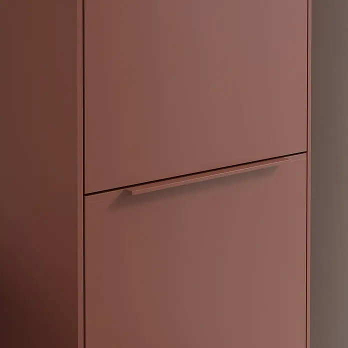 Villeroy & Boch Subway 3.0 Hochschrank - B x T x H: 40 x 36,2 x 171 cm, 1x Klappe mit Wäschekorb, 1x Tür, Wine Red, Farbe Griff: Wine Red, DIN Anschlag: Rechts - Nahaufnahme eines modernen, kastenförmigen Schuhschranks mit einem schlichten, länglichen Griff. Das Möbelstück hat eine durchgehend rostbraune Farbe.