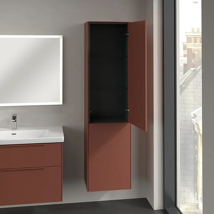 Villeroy & Boch Subway 3.0 Hochschrank - B x T x H: 40 x 36,2 x 171 cm, 1x Klappe mit Wäschekorb, 1x Tür, Wine Red, Farbe Griff: Wine Red, DIN Anschlag: Rechts - Badezimmer mit terracottafarbenem Waschbeckenunterschrank und geöffnetem, hochhängendem Hängeschrank mit dunkler Innenausstattung.