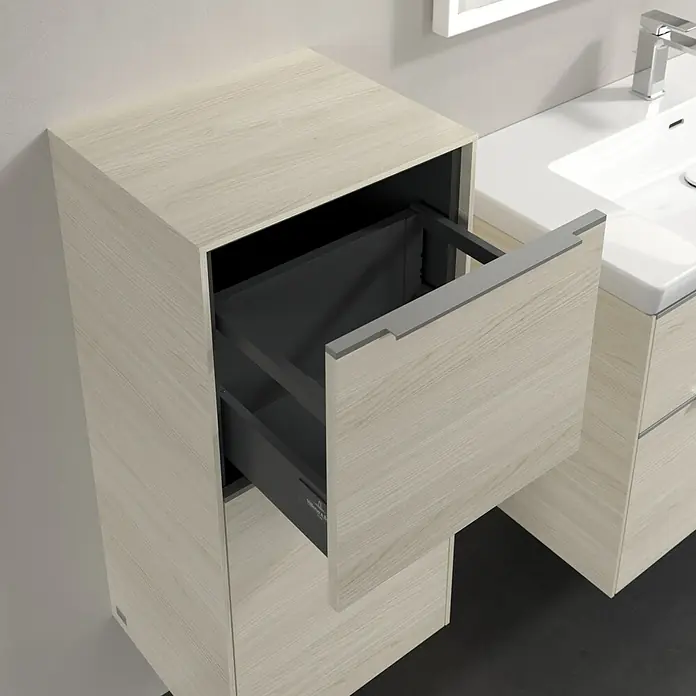Villeroy & Boch Subway 3.0 Seitenschrank - B x T x H: 40 x 36,2 x 86 cm, White Oak, DIN Anschlag: Links, Farbe Griff: Aluminium glänzend - Ein moderner Waschtischunterschrank in heller Holzoptik mit einer offenen Schublade, die einen Einblick in das graue Innenleben gewährt.