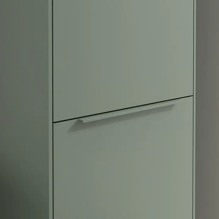 Villeroy & Boch Subway 3.0 Hochschrank - B x T x H: 40 x 36,2 x 171 cm, 1x Klappe mit Wäschekorb, 1x Tür, Soft Green, Farbe Griff: Soft Green, DIN Anschlag: Rechts - Detailaufnahme eines modernen, mintgrünen Schuhschranks mit minimalistischem Griff. Das schlichte Design betont die elegante Form.