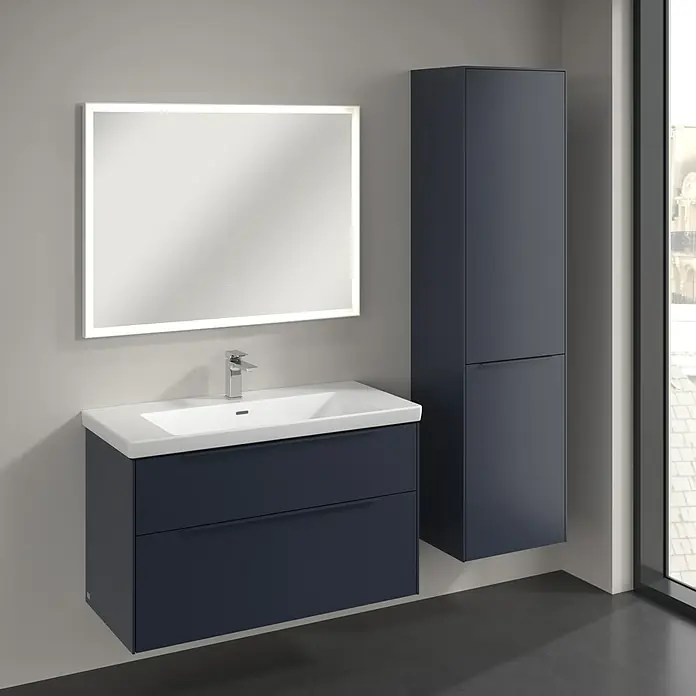Villeroy & Boch Subway 3.0 Hochschrank - B x T x H: 40 x 36,2 x 171 cm, 1x Klappe mit Wäschekorb, 1x Tür, Marine Blue, Farbe Griff: Marine Blue, DIN Anschlag: Rechts - Badezimmer-Ensemble mit blauem Waschtischunterschrank, Waschbecken, beleuchtetem Spiegel und passendem Hängeschrank für ein modernes Ambiente.