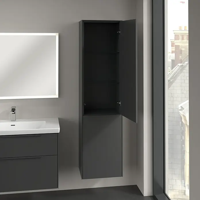 Villeroy & Boch Subway 3.0 Hochschrank - B x T x H: 40 x 36,2 x 171 cm, 1x Klappe mit Wäschekorb, 1x Tür, Graphite, Farbe Griff: Graphite, DIN Anschlag: Rechts - Badezimmer mit grauen Waschtischunterschränken und einem offenen Hängeschrank für Badutensilien.
