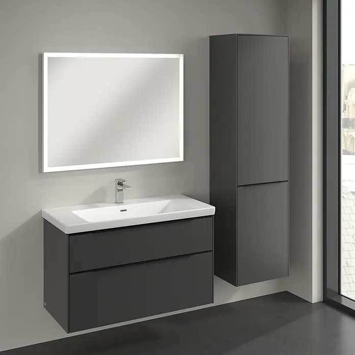 Villeroy & Boch Subway 3.0 Hochschrank - B x T x H: 40 x 36,2 x 171 cm, 1x Klappe mit Wäschekorb, 1x Tür, Graphite, Farbe Griff: Volcano black, DIN Anschlag: Rechts - Ein modernes Badezimmer-Set mit einem Unterschrank, einem Waschbecken, einem beleuchteten Spiegel und einem Hochschrank in elegantem Grau.