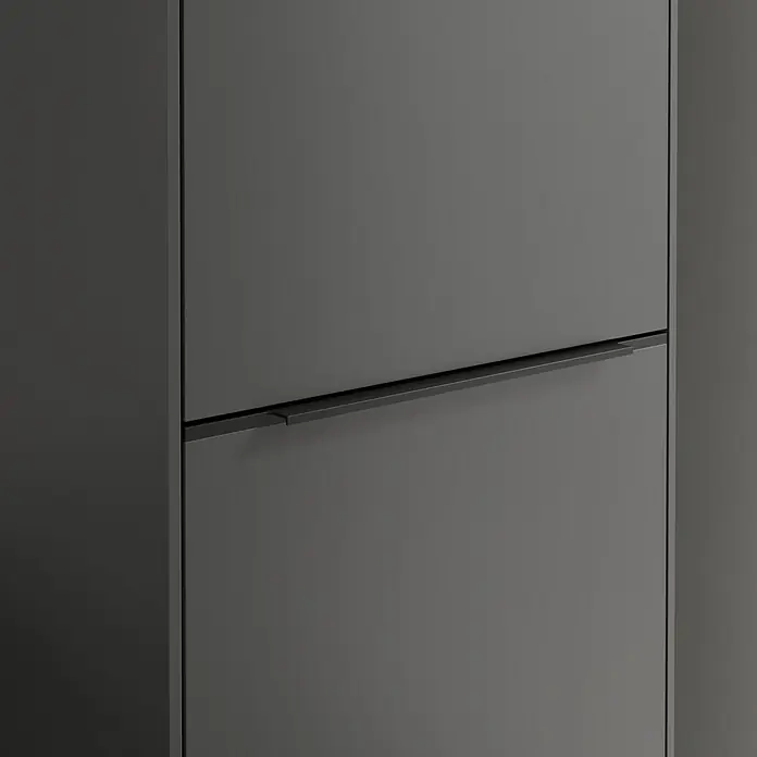Villeroy & Boch Subway 3.0 Hochschrank - B x T x H: 40 x 36,2 x 171 cm, 1x Klappe mit Wäschekorb, 1x Tür, Graphite, Farbe Griff: Volcano black, DIN Anschlag: Rechts - Nahaufnahme eines stilvollen, grauen Schrankes mit einem schlanken, modernen Griff, der das minimalistische Design betont. Elegante Aufbewahrungslösung.