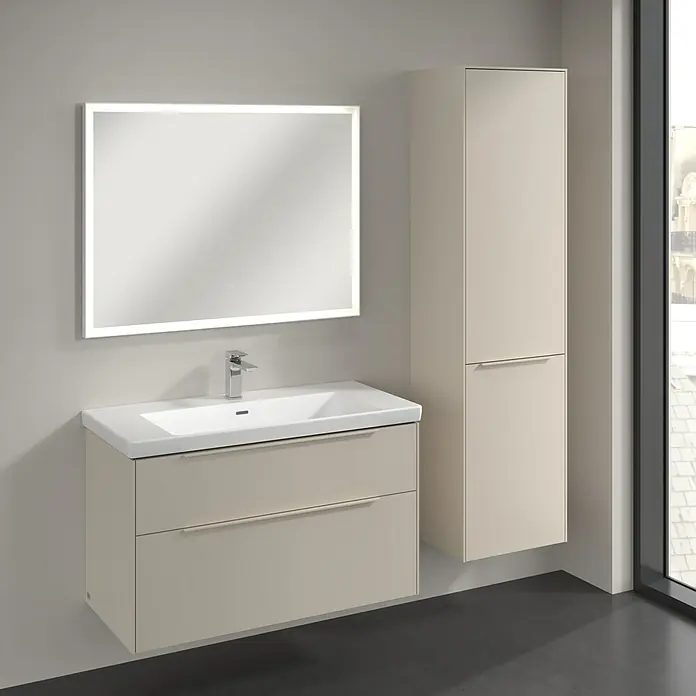Villeroy & Boch Subway 3.0 Hochschrank - B x T x H: 40 x 36,2 x 171 cm, 1x Klappe mit Wäschekorb, 1x Tür, Cashmere Grey, Farbe Griff: Cashmere Grey, DIN Anschlag: Rechts - Das Bild zeigt einen modernen Waschtisch mit Unterschrank, einem beleuchteten Spiegel und einem Hochschrank in einem Badezimmer.