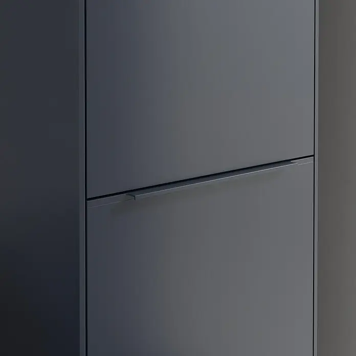 Villeroy & Boch Subway 3.0 Hochschrank - B x T x H: 40 x 36,2 x 171 cm, 1x Klappe mit Wäschekorb, 1x Tür, Marine Blue, Farbe Griff: Marine Blue, DIN Anschlag: Rechts - Nahaufnahme eines modernen grauen Schranks mit einem eleganten, minimalistischen Griff. Das Design strahlt Schlichtheit und Funktionalität aus.