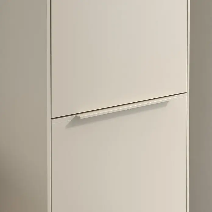 Villeroy & Boch Subway 3.0 Hochschrank - B x T x H: 40 x 36,2 x 171 cm, 1x Klappe mit Wäschekorb, 1x Tür, Cashmere Grey, Farbe Griff: Cashmere Grey, DIN Anschlag: Rechts - Nahaufnahme eines cremefarbenen Schuhschranks mit minimalistischem Griff, der modernes Design und Funktionalität vereint.