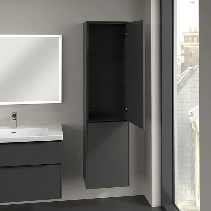 Villeroy & Boch Subway 3.0 Hochschrank - B x T x H: 40 x 36,2 x 171 cm, 1x Klappe mit Wäschekorb, 1x Tür, Graphite, Farbe Griff: Volcano black, DIN Anschlag: Rechts - Grauer Badezimmerschrank mit offenem Oberteil und geschlossener unterer Tür, neben einem Waschbecken und Spiegel.